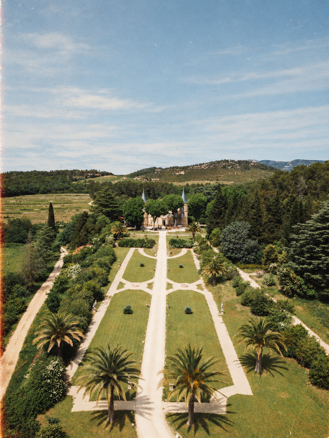 Le Château de Robernier au milieu des vignes en Provence
