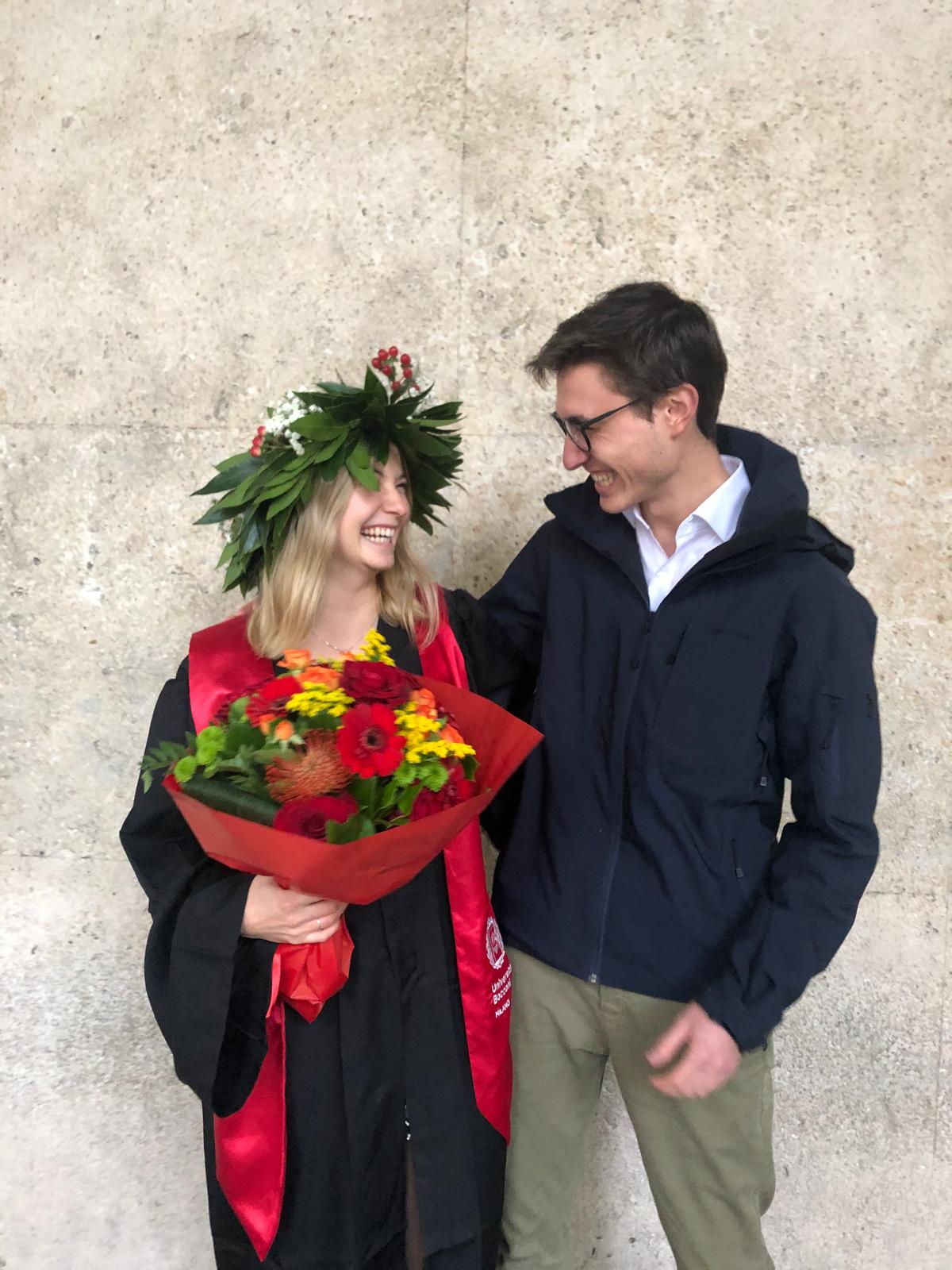 Le diplôme, les fleurs, et nous.